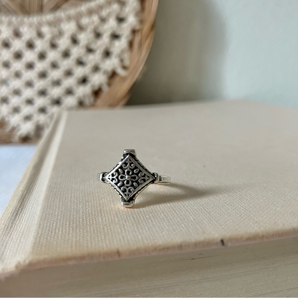 Elegant Silver Filigree Ring